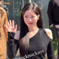 Di balik wajah imutnya, Dahyun TWICE juga memiliki bentuk tubuh hourglass yang bikin penggemar terpana. Penampilannya saat menghadiri New York Fashion Week 2022 pun viral di forum komunitas Korea. Foto: dok. Twitter @mickmicknyc