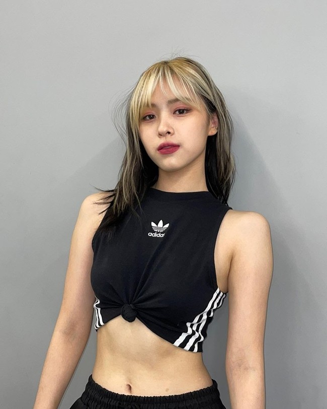 Selain Yuna ITZY, ada Ryujin, rekan personelnya yang bikin penggemar iri dengan bentuk tubuhnya. Tahun lalu, Ryujin viral karena foto yang menampilkan siluet lekuk tubuhnya saat tur konser di Amerika. Foto: dok. Instagram @itzy.all.in.us
