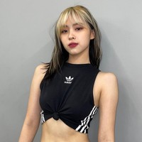 Selain Yuna ITZY, ada Ryujin, rekan personelnya yang bikin penggemar iri dengan bentuk tubuhnya. Tahun lalu, Ryujin viral karena foto yang menampilkan siluet lekuk tubuhnya saat tur konser di Amerika. Foto: dok. Instagram @itzy.all.in.us