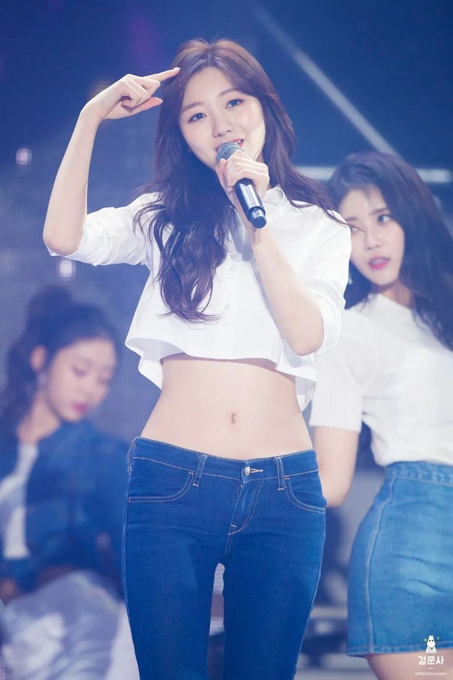 Sujeong Lovelyz lebih dulu viral karena penampilannya saat menjadi pitcher di pertandingan baseball Doosan Bears melawan Lotte Giants pada 2018. Proporsi tubuhnya dianggap unreal oleh penggemar. Foto: dok. Fansite Sujeong