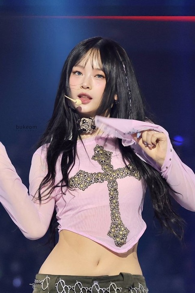 Hanni NewJeans menjadi sorotan setelah tampil di acara Melon Music Awards 2023 baru-baru ini. Meskipun punya wajah imut, idol KPop berdarah Vietnam itu dinilai memiliki lekuk tubuh ideal. Pinggangnya berukuran kecil dah panggulnya lebih besar. Foto: dok. theqoo