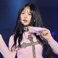 Hanni NewJeans menjadi sorotan setelah tampil di acara Melon Music Awards 2023 baru-baru ini. Meskipun punya wajah imut, idol KPop berdarah Vietnam itu dinilai memiliki lekuk tubuh ideal. Pinggangnya berukuran kecil dah panggulnya lebih besar. Foto: dok. theqoo