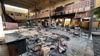 Kursi rusak berdiri di tengah puing-puing di sekolah Shadia Abu Ghazaleh, setelah serangan Israel, di tengah konflik yang sedang berlangsung antara Israel dan kelompok Islam Palestina Hamas, di Jabalia, Jalur Gaza utara, pada 15 Desember 2023.