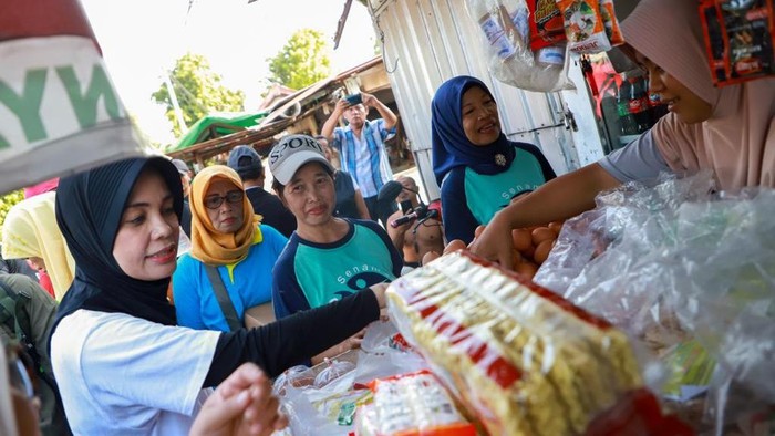 Istri Ganjar Pranowo, Siti Atikoh, di Pasar Banyu Urip Surabaya, Jatim.