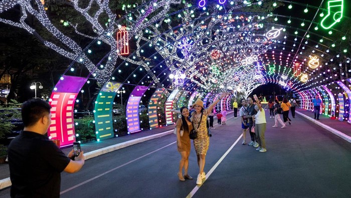 Jelang Natal, Manila Berhias Lampu Warna-warni People visit the Christmas display outside the Meralco Main Office in Pasig, Metro Manila, Philippines, December 19, 2023. REUTERS/Eloisa Lopez