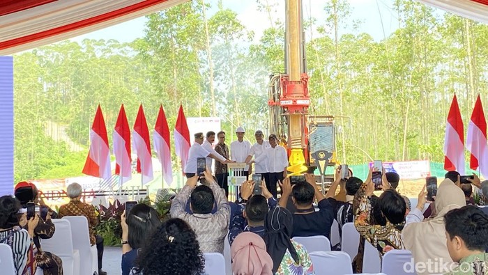 Presiden Joko Widodo (Jokowi) melakukan groundbreaking pembangunan Rumah Sakit Umum Pusat (RSUP) di Ibu Kota Nusantara (IKN), Penajam Paser Utara.