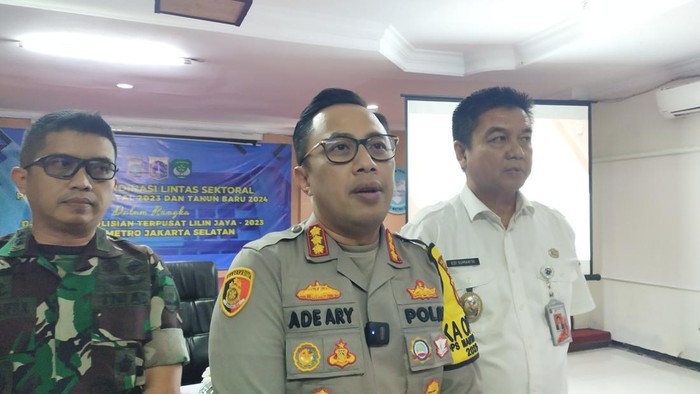 Kapolres Jaksel Kombes Ade Ary (tengah)-(Tina/detikcom)