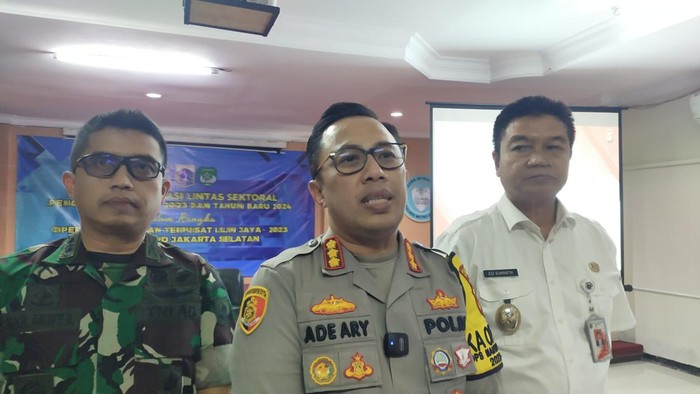 Kapolres Jaksel Kombes Ade Ary (tengah)-(Tina/detikcom)