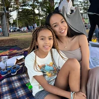 Ibu Deja, Kat Clark, berambisi menjadikan putrinya seorang influencer sukses. Dia bahkan mengeluarkannya dari sekolah reguler agar  bisa fokus mengejar karier sebagai influencer. Foto: Instagram/@deja_clarkk