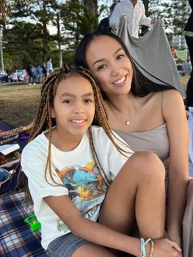 Kat Clark dan Deja Clark Kat Clark dan Deja Clark.