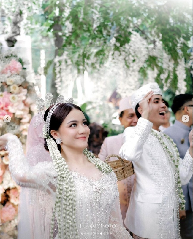 Sebelum menikah pada 16 Desember 2023, Kayess dan Celiboy sudah terlebih dulu menggelar acara lamaran pada November 2023. Foto-foto pernikahan tersebut kemudian dibagikan oleh Kayess dan Celiboy ke akun Instagram pribadi mereka. Foto: Instagram/@ewkharis