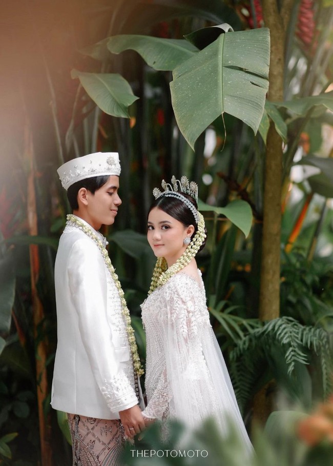 Banyak yang menilai keduanya berani karena memilih untuk menikah muda. Saat ini Kayess dan Celiboy diketahui sama-sama baru berusia 20 tahun. Foto: Instagram/@ewkharis