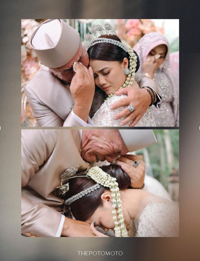 Dari foto yang dibagikan terlihat pernikahan Kayess dan Celiboy juga diliputi dengan tangis haru bahagia. Terutama saat momen sungkem kepada orangtua. Foto: Instagram/@ewkharis