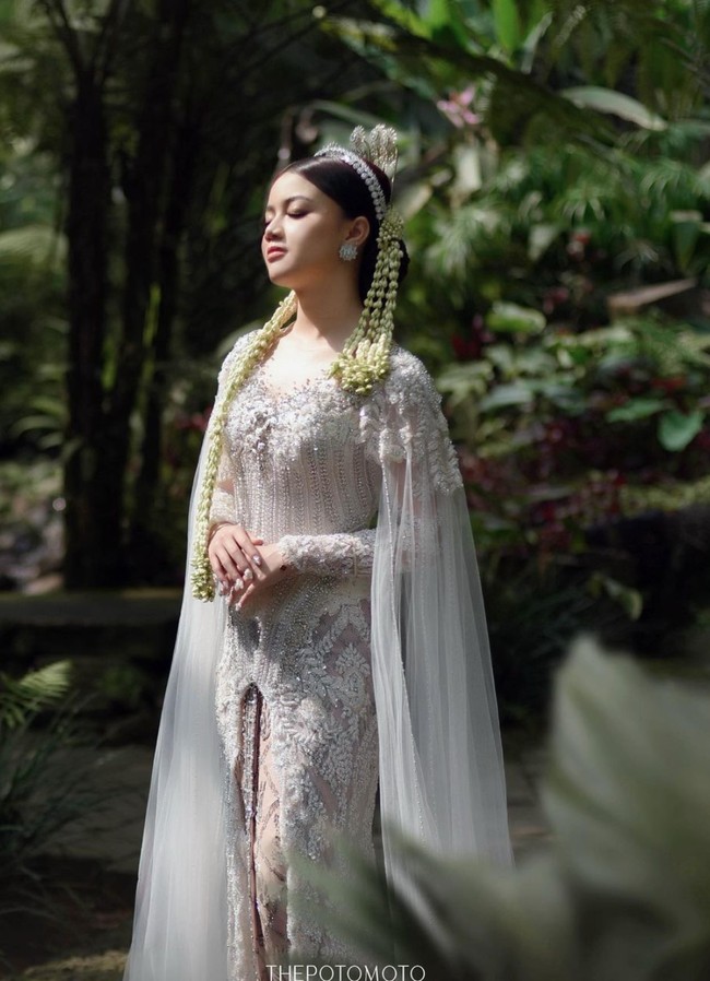 Mengenakan kebaya dari Ayung Berinda, Kayess tampil cantik dan anggun. Penampilannya semakin menawan dengan cunduk mentul dan roncean melati di kepalanya. Foto: Instagram/@ewkharis
