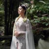 Mengenakan kebaya dari Ayung Berinda, Kayess tampil cantik dan anggun. Penampilannya semakin menawan dengan cunduk mentul dan roncean melati di kepalanya. Foto: Instagram/@ewkharis