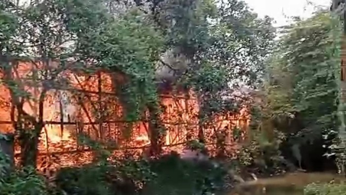 Kebakaran yang melanda toko kayu di Jalan Sarirogo, Sidoarjo.