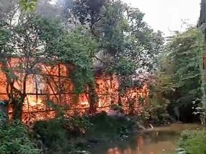 Gudang Toko Kayu di Sidoarjo Terbakar, Satu Karyawan Luka Bakar