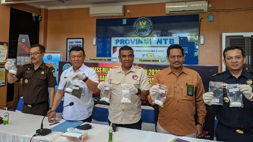 Kepala BNNP NTB Brigjen Gagas Nugraha (kemeja putih) saat konferensi Pers di kantor BNNP NTB, Rabu (20/12/2023).