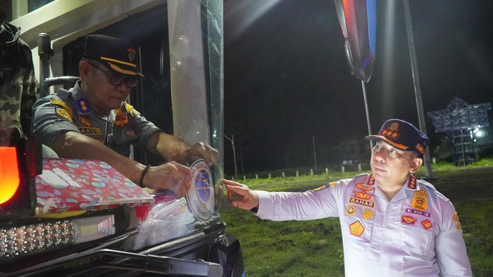 Kepala BPTD Kelas II Sulsel Bahar mengecek kelayakan angkutan Nataru.