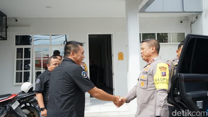 Kepala Redaksi detikSumut Baringin saat menyambut kedatangan Irjen Agung. (Ahsan/detikSumut)