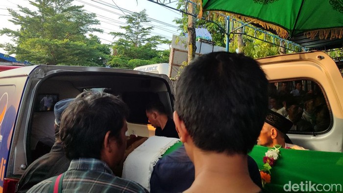 Prosesi pemakaman Ketua Fraksi NasDem meninggal di Jogja saat di Rumah Duka Jalan Sultan Hadiwijaya, Demak, Rabu (20/12/2023).