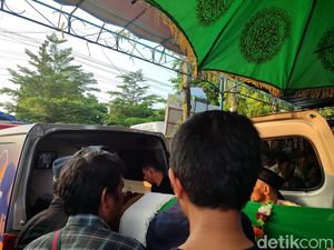 Suasana Haru Iringi Pemakaman Ketua NasDem Demak Budhi Achmadi
