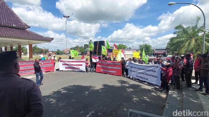 ketua RT/RW demo menuntut kenaikan insentif