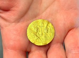 Detektor Logam Temukan Koin Emas Bizantium Bergambar Yesus