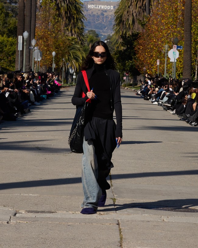 Balenciaga menggelar fashion show untuk memamerkan koleksi musim dingin 2024 di Hollywood. Balenciaga mengubah Jalan Hancock Park, di Los Angeles, AS, Jalan Hancock Park yang ikonis dengan barisan pohon palmanya menjadi tempat untuk model lalu-lalang memeragakan koleksi terbaru.  Foto: Balenciaga.