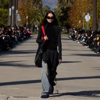 Balenciaga menggelar fashion show untuk memamerkan koleksi musim dingin 2024 di Hollywood. Balenciaga mengubah Jalan Hancock Park, di Los Angeles, AS, Jalan Hancock Park yang ikonis dengan barisan pohon palmanya menjadi tempat untuk model lalu-lalang memeragakan koleksi terbaru.  Foto: Balenciaga.