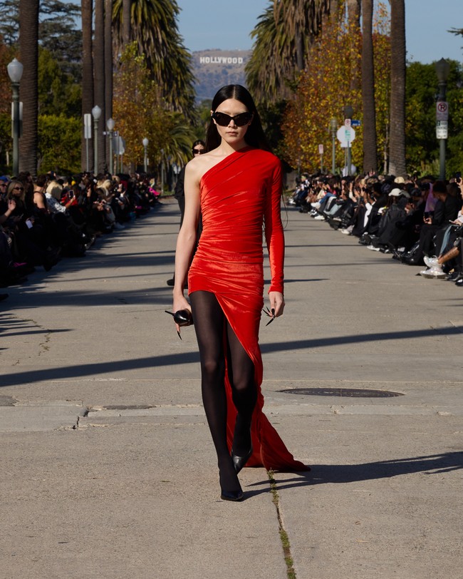 Balenciaga menggelar fashion show untuk memamerkan koleksi musim dingin 2024 di Hollywood. Balenciaga mengubah Jalan Hancock Park, di Los Angeles, AS, Jalan Hancock Park yang ikonis dengan barisan pohon palmanya menjadi tempat untuk model lalu-lalang memeragakan koleksi terbaru. Foto: Balenciaga.