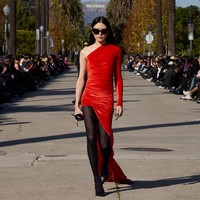Balenciaga menggelar fashion show untuk memamerkan koleksi musim dingin 2024 di Hollywood. Balenciaga mengubah Jalan Hancock Park, di Los Angeles, AS, Jalan Hancock Park yang ikonis dengan barisan pohon palmanya menjadi tempat untuk model lalu-lalang memeragakan koleksi terbaru. Foto: Balenciaga.