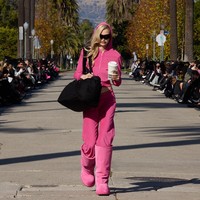 Balenciaga menggelar fashion show untuk memamerkan koleksi musim dingin 2024 di Hollywood. Balenciaga mengubah Jalan Hancock Park, di Los Angeles, AS, Jalan Hancock Park yang ikonis dengan barisan pohon palmanya menjadi tempat untuk model lalu-lalang memeragakan koleksi terbaru. Foto: Balenciaga.