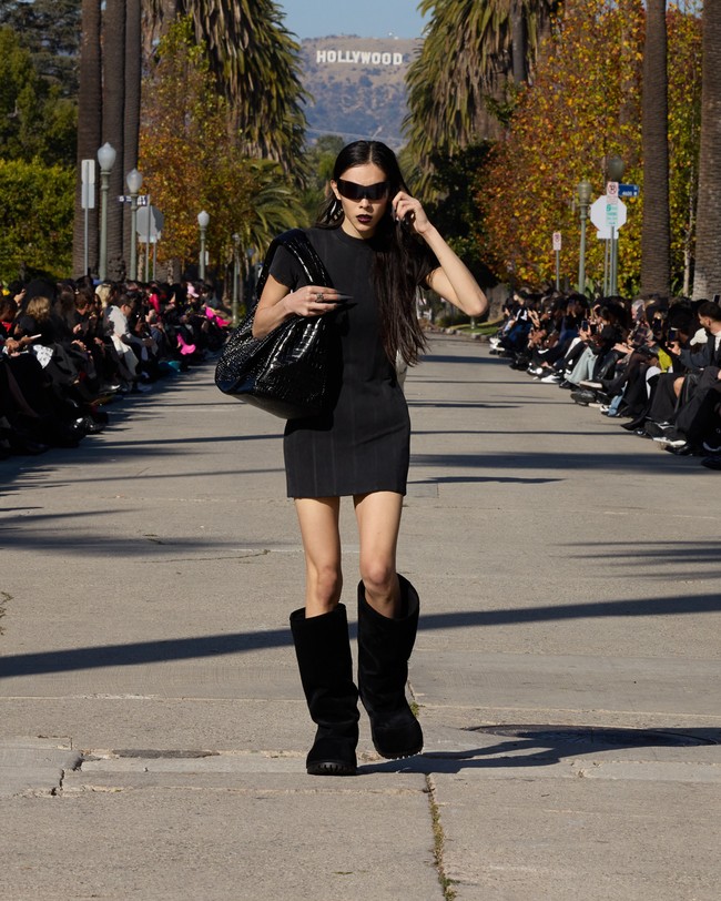 Balenciaga menggelar fashion show untuk memamerkan koleksi musim dingin 2024 di Hollywood. Balenciaga mengubah Jalan Hancock Park, di Los Angeles, AS, Jalan Hancock Park yang ikonis dengan barisan pohon palmanya menjadi tempat untuk model lalu-lalang memeragakan koleksi terbaru. Foto: Balenciaga.
