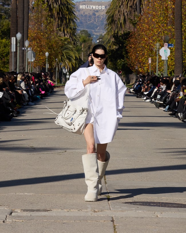 Balenciaga menggelar fashion show untuk memamerkan koleksi musim dingin 2024 di Hollywood. Balenciaga mengubah Jalan Hancock Park, di Los Angeles, AS, Jalan Hancock Park yang ikonis dengan barisan pohon palmanya menjadi tempat untuk model lalu-lalang memeragakan koleksi terbaru. Foto: Balenciaga.