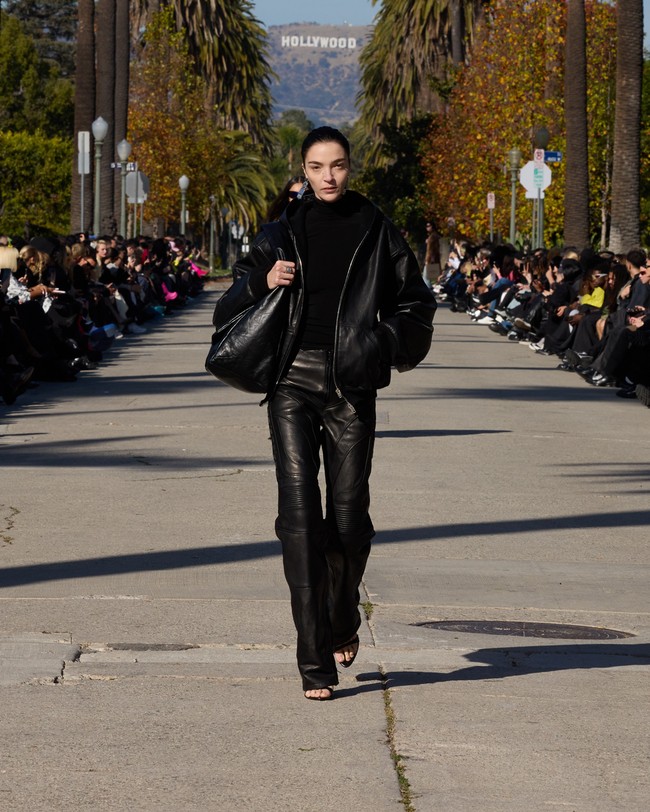 Balenciaga menggelar fashion show untuk memamerkan koleksi musim dingin 2024 di Hollywood. Balenciaga mengubah Jalan Hancock Park, di Los Angeles, AS, Jalan Hancock Park yang ikonis dengan barisan pohon palmanya menjadi tempat untuk model lalu-lalang memeragakan koleksi terbaru. Foto: Balenciaga.