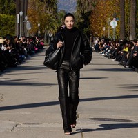 Balenciaga menggelar fashion show untuk memamerkan koleksi musim dingin 2024 di Hollywood. Balenciaga mengubah Jalan Hancock Park, di Los Angeles, AS, Jalan Hancock Park yang ikonis dengan barisan pohon palmanya menjadi tempat untuk model lalu-lalang memeragakan koleksi terbaru. Foto: Balenciaga.