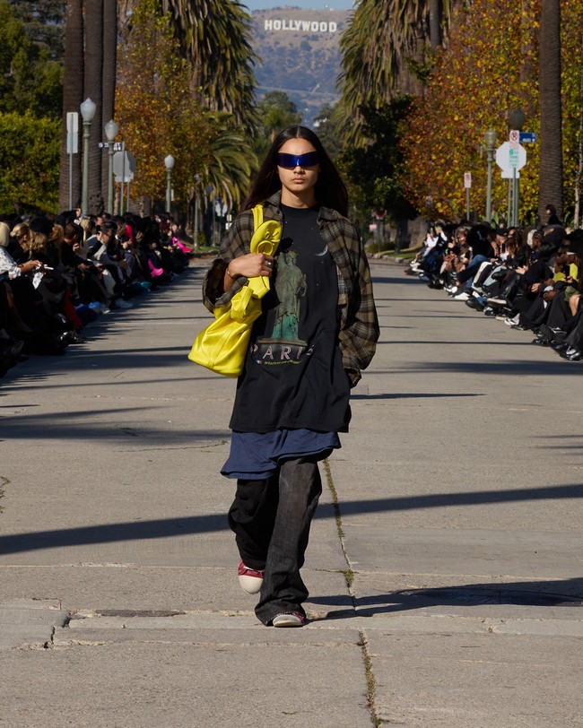 Balenciaga menggelar fashion show untuk memamerkan koleksi musim dingin 2024 di Hollywood. Balenciaga mengubah Jalan Hancock Park, di Los Angeles, AS, Jalan Hancock Park yang ikonis dengan barisan pohon palmanya menjadi tempat untuk model lalu-lalang memeragakan koleksi terbaru.  Foto: Balenciaga.