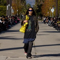 Balenciaga menggelar fashion show untuk memamerkan koleksi musim dingin 2024 di Hollywood. Balenciaga mengubah Jalan Hancock Park, di Los Angeles, AS, Jalan Hancock Park yang ikonis dengan barisan pohon palmanya menjadi tempat untuk model lalu-lalang memeragakan koleksi terbaru.  Foto: Balenciaga.
