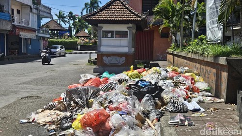 Kondisi sampah yang tidak diangkut selama sepekan lebih di kawasan Kota Semarapura, Klungkung, Rabu (20/12/2023) (Putu Krista/detikBali)