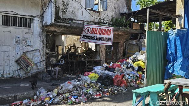 Kondisi sampah yang tidak diangkut selama sepekan lebih di kawasan Kota Semarapura, Klungkung, Rabu (20/12/2023) (Putu Krista/detikBali)