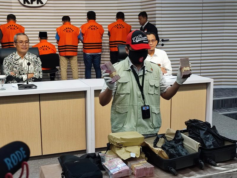 Konferensi pers penahanan Gubernur Maluku Utara (Wilda/detikcom)