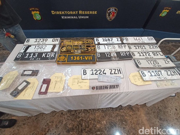 Konferensi Pers Polda Metro Jaya dan Ditregident Polri terkait pemalsuan pelat dinas Polri.