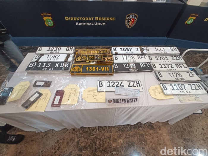 Konferensi Pers Polda Metro Jaya dan Ditregident Polri terkait pemalsuan pelat dinas Polri.