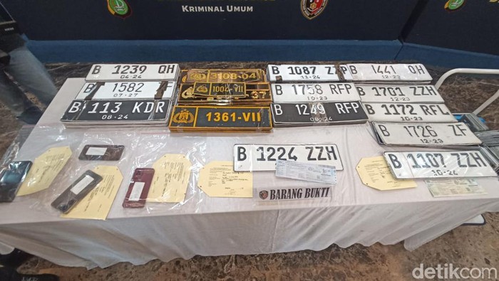 Konferensi Pers Polda Metro Jaya dan Ditregident Polri terkait pemalsuan pelat dinas Polri.