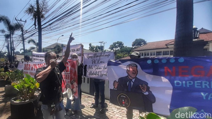 Korban Doni Salmanan saat melakukan aksi di depan PN Bale Bandung