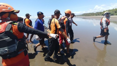 Korban terseret arus dan tenggelam di Pantai Pengeragoan, Jembrana saat di evakuasi tim SAR Gabungan, Rabu (20/12/2023). (dok. SAR Jembrana)