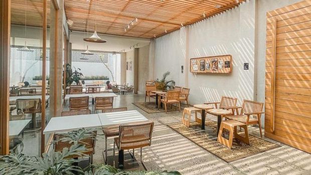 Kotask Kaffe Co cocok bagi Anda yang mencari tempat kerja yang luas dengan konsep bangunan semi-outdoor. Kafe ini memiliki stop kontak di hampir setiap kursi, dan wifi lancar tidak terbatas, bahkan setelah nongkrong lebih dari 6 jam.