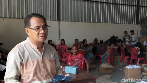 Ketua KPU Kabupaten Manggarai Barat Robertus Verdimus Din di gudang logistik KPU Manggarai Barat, Labuan Bajo, Rabu (20/12/2023) (Ambrosius Ardin)