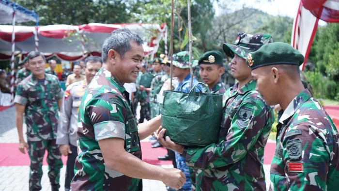 KSAD Jenderal Maruli Simanjuntak memberikan bibit pohon yang ditanam di Gunung Lawu